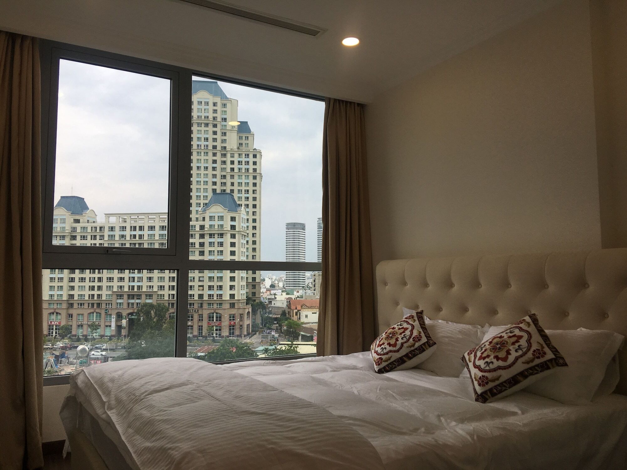 Vinhomes Central Park Jack Hai Luxury Service Apartment Хошимин Экстерьер фото